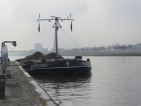 907450 Afbeelding van het binnenvaartschip 'Dolce Mare', geladen met zand op het Amsterdam-Rijnkanaal te Utrecht, ...